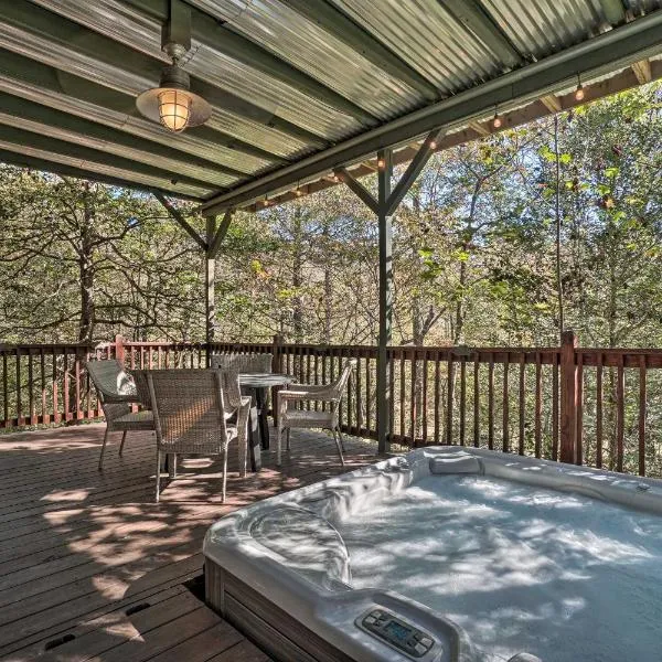 Riverfront Tallulah Falls Cabin with Hot Tub!，位于Tallulah Falls的酒店