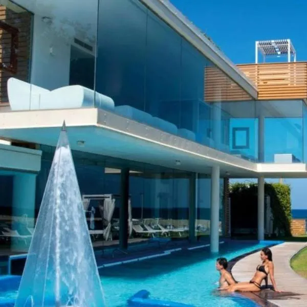 阿普罗多海水浴Spa度假酒店，位于卡斯特拉巴特的酒店