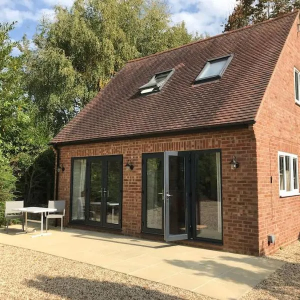 Contemporary Cottage outside South Harting，位于South Harting的酒店