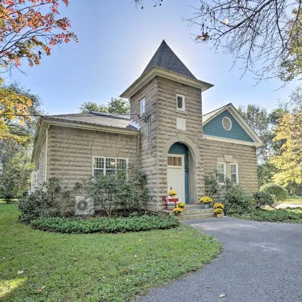 Renovated WV Schoolhouse History Buffs Heaven!，位于Kearneysville的酒店