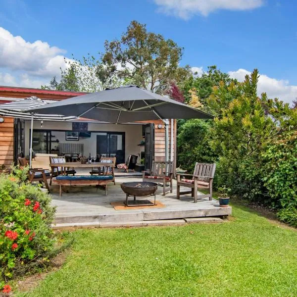Westhay Stables - Paparoa Holiday Home，位于Paparoa的酒店