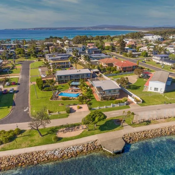 The Retreat Lakeside Merimbula，位于梅林布拉的酒店