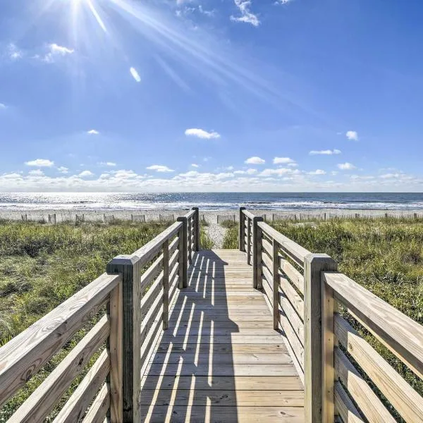 Holden Beach Family Abode - Steps to Ocean!，位于霍尔顿海滩的酒店