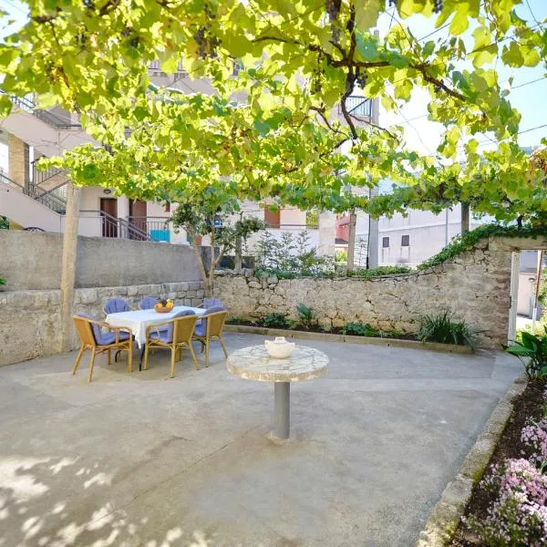 Stone house Dobrota,FREE PRIVATE PARKING，位于科托尔的酒店