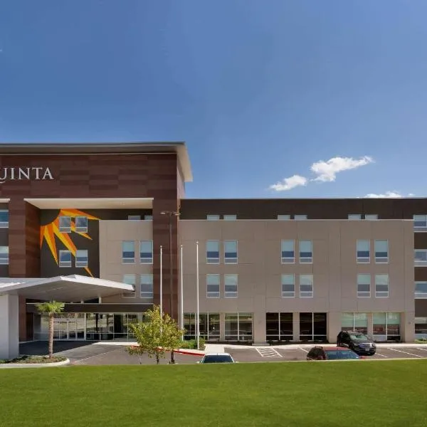 La Quinta Inn & Suites by Wyndham San Antonio Seaworld LAFB，位于圣安东尼奥的酒店