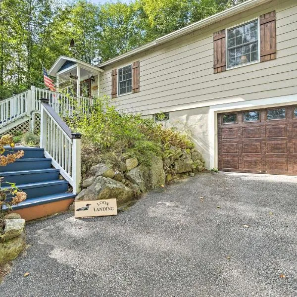 Rustic Adirondacks Home with Hot Tub and Lake Access!，位于Chestertown的酒店