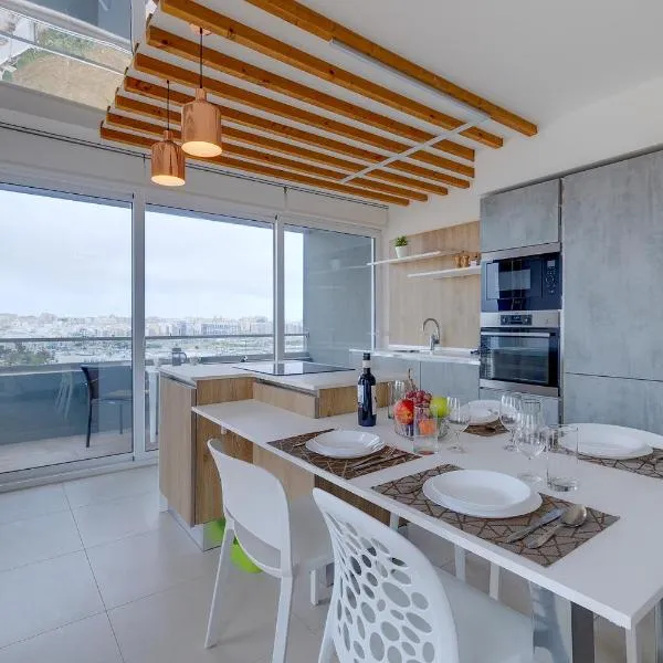 Stunning Apartment in a Central Location with Views，位于Taʼ Xbiex的酒店