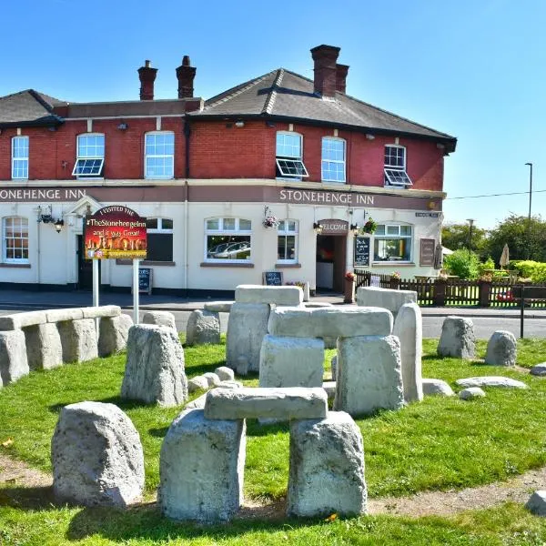 Stonehenge Inn & Shepherd's Huts，位于Berwick Saint James的酒店