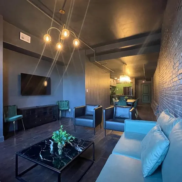 Luxury City Escape & Peaceful Retreat by Hollyhock，位于路易斯威尔的酒店