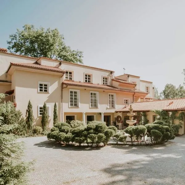 Villa Toscana Warszawa，位于Okuniew的酒店