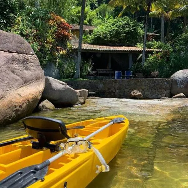 Angra House - Linda Casa em ILHA - Área de Lazer à Beira-mar - Sala de Estar - Cozinha - Chalés - Churrasqueira - Caiaques - Snorkel - Natureza，位于安格拉杜斯雷斯的酒店