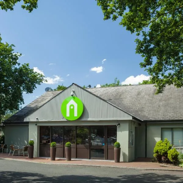 钟楼伦敦东区巴斯尔登酒店，位于巴塞尔顿的酒店