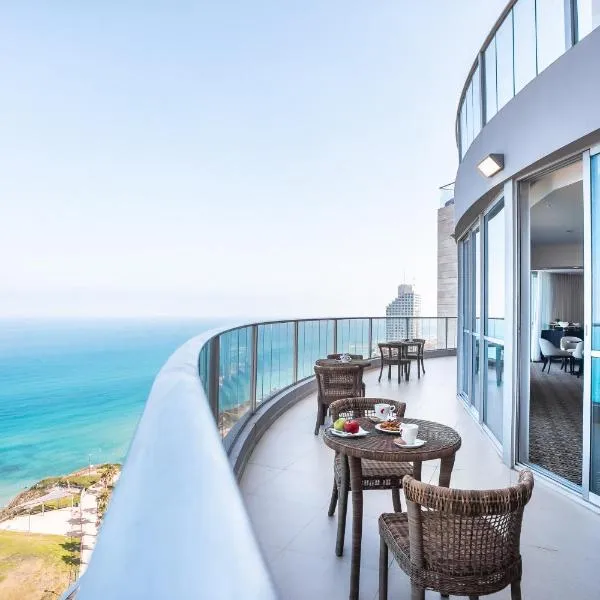 Ramada Hotel & Suites by Wyndham Netanya，位于Sede Yiẕẖaq的酒店