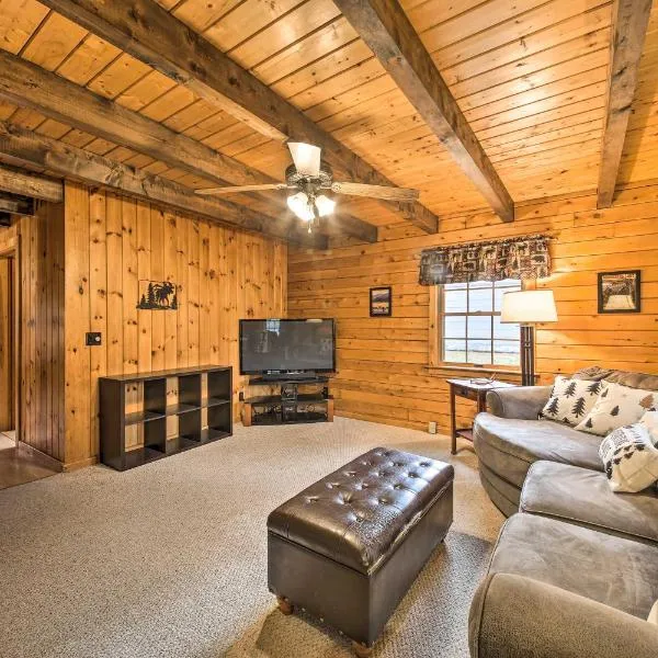 All-Season Sanctuary Steps to Moosehead Lake，位于格林维尔的酒店