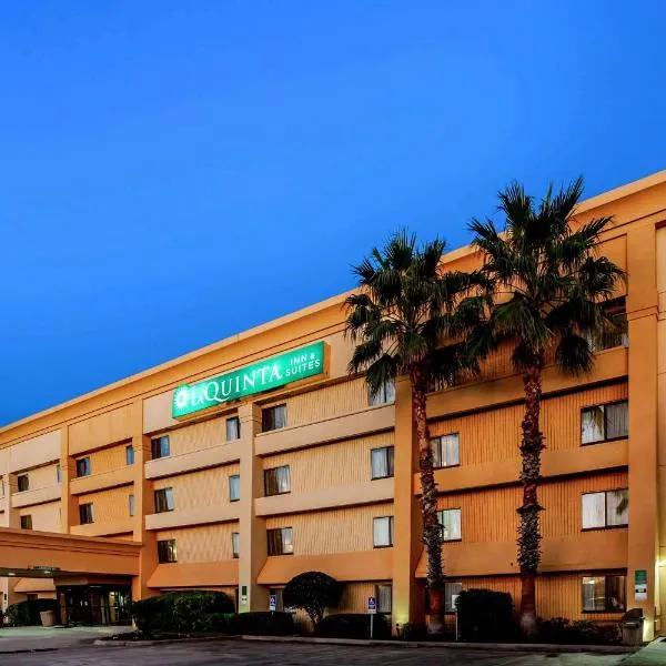 休斯顿贝敦东拉金塔旅馆及套房，位于Highlands的酒店
