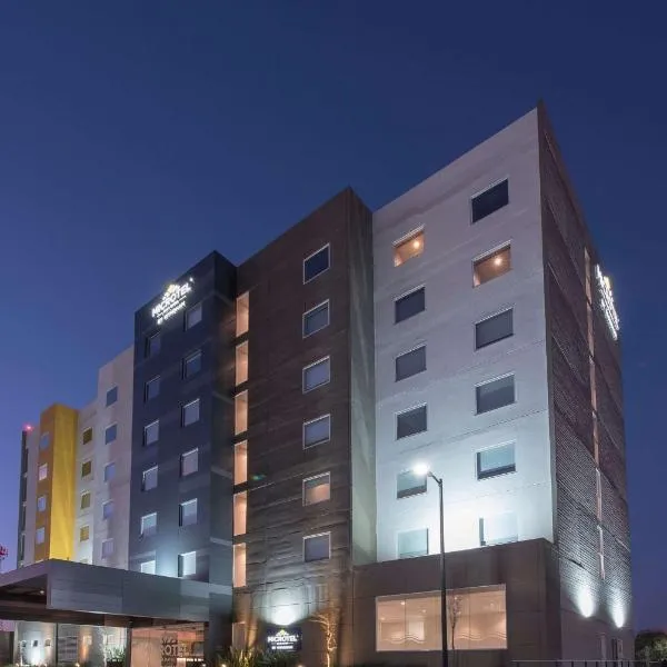Microtel Inn & Suites by Wyndham Guadalajara Sur，位于Santa Cruz de las Flores的酒店