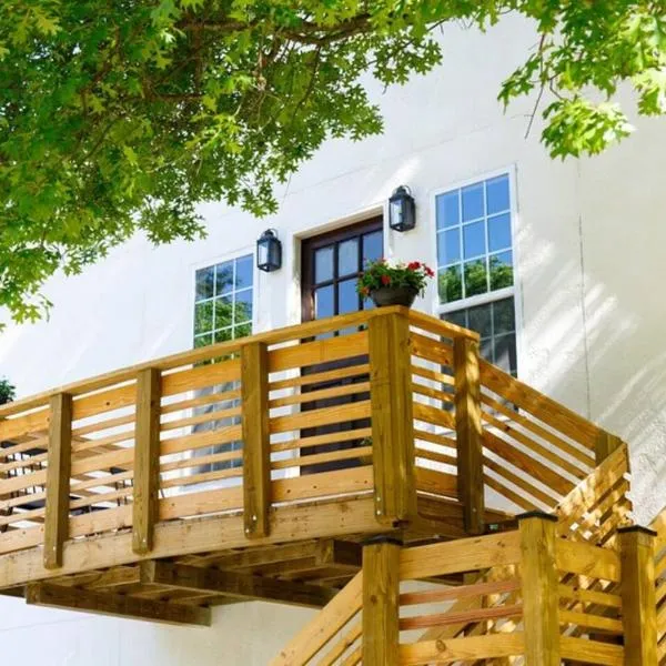 Park Carriage House Rest & Explore with Hollyhock，位于路易斯威尔的酒店