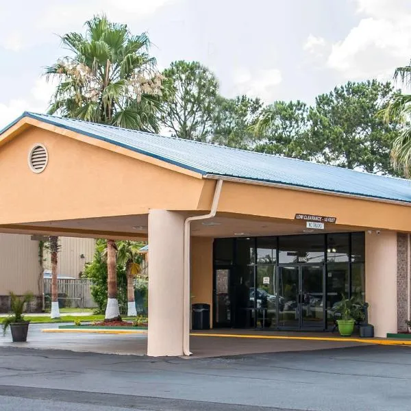 Quality Inn Hinesville - Fort Stewart Area, Kitchenette Rooms - Pool - Guest Laundry，位于海恩斯维尔的酒店