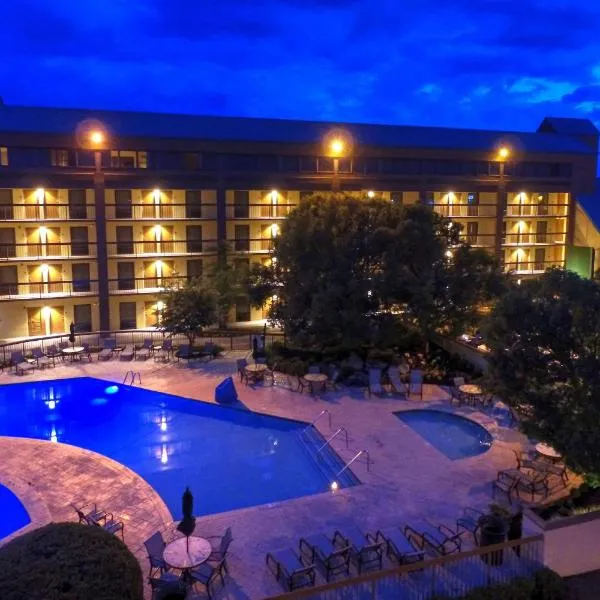 Quality Inn Near the Island Pigeon Forge，位于瓦尔登克里克的酒店
