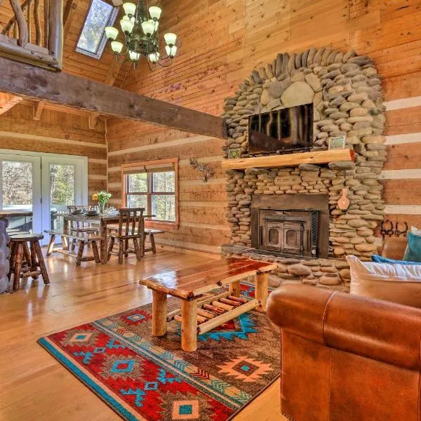 Luxe Dog-Friendly Cabin with Hot Tub and Game Room，位于洛根的酒店