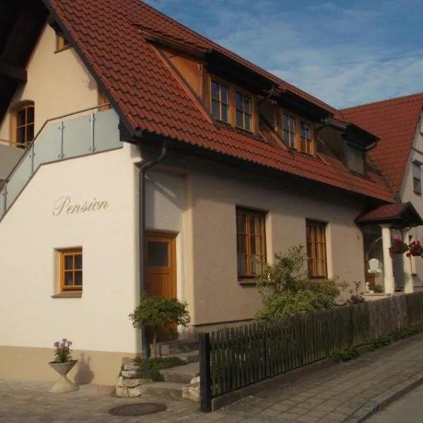 Pension/FeWo E. Tschernach，位于Langenaltheim的酒店