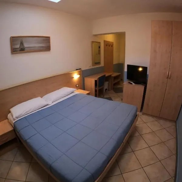 阿尔贝格拉卡拉维拉酒店，位于Staranzano的酒店