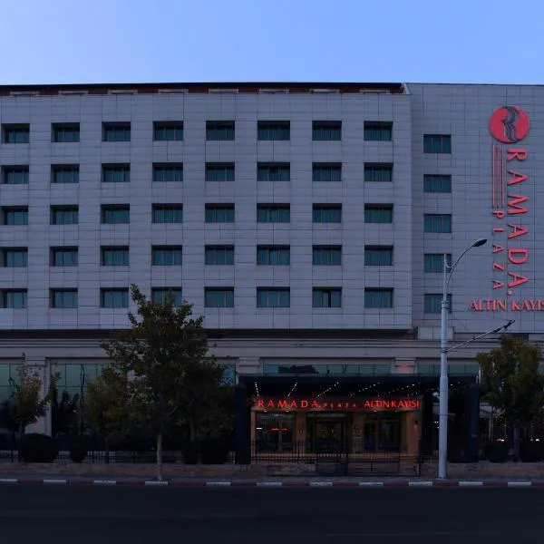 阿尔通卡斯华美达广场酒店，位于Yeşilyurt的酒店
