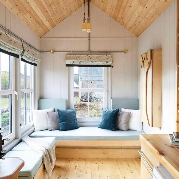 Unique tiny house with wood fired roll top bath in heart of the Cairngorms，位于布雷马的酒店