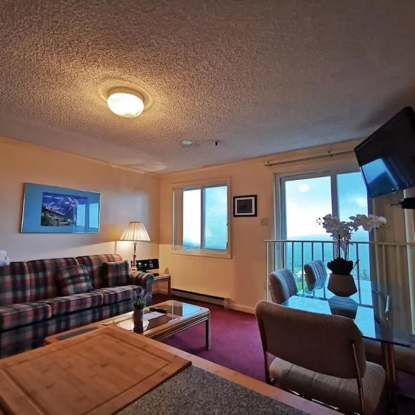 Enjoy the Long Range View, Ski in n out Top of the Mountain condo，位于斯诺肖的酒店