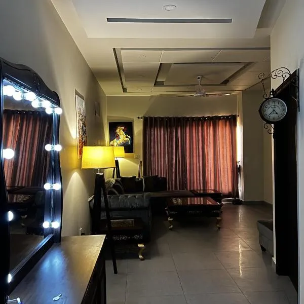 2 Bedroom Appartment Near Airport & Moterway，位于Dhok Sandemār的酒店