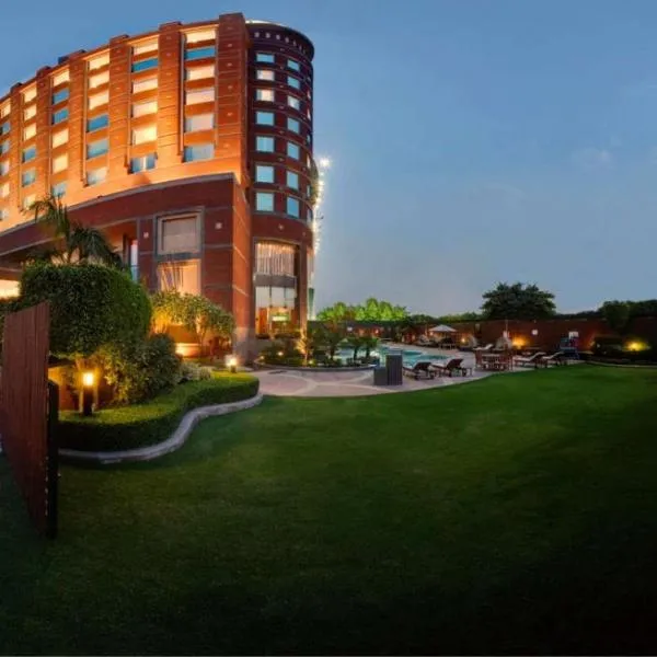 Radisson Blu MBD Hotel Noida，位于诺伊达的酒店