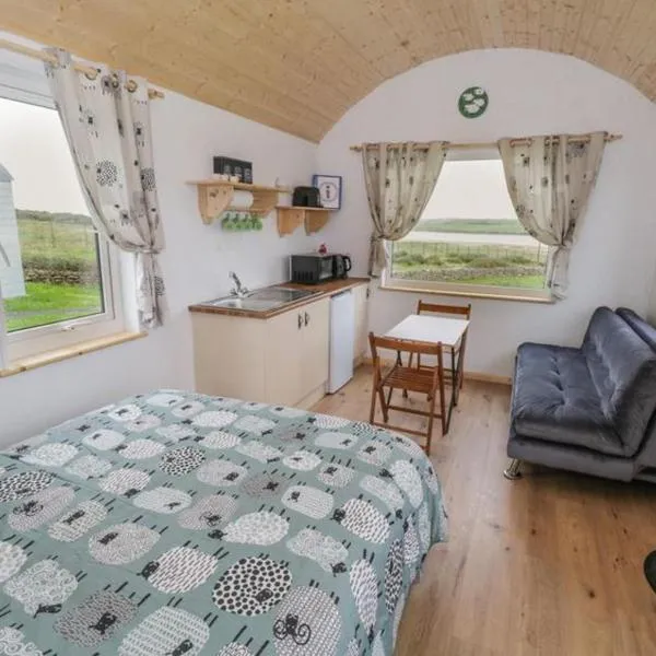 The Snuggly Sheep Shepherd Hut Farm Stay，位于Murlas Bridge的酒店