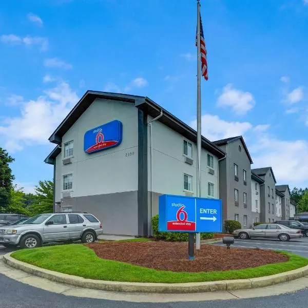 Studio 6 Duluth GA Near Gas South District，位于德卢斯的酒店