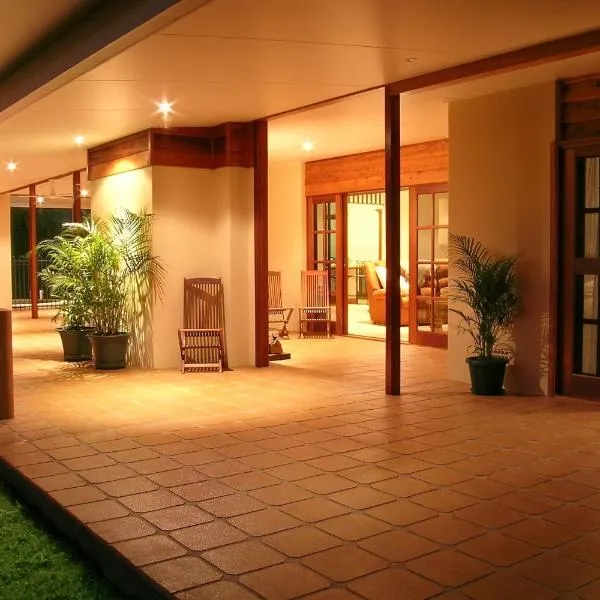 萨密特雨林山林小屋，位于Tinaroo的酒店
