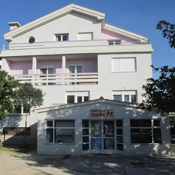 妮娜公寓，位于Zadar的酒店