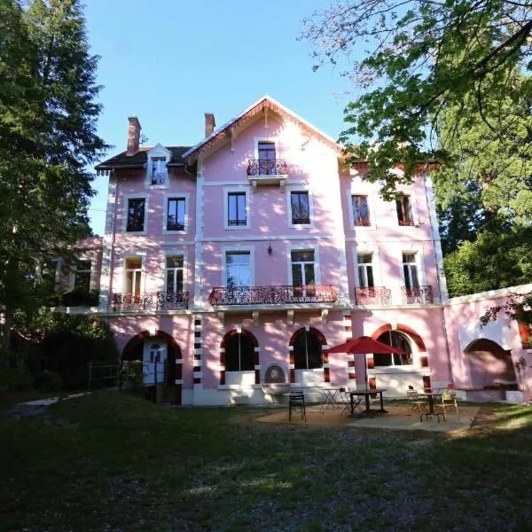 Hotel La Font Vineuse & Spa，位于Saint-Pierre-dʼArgençon的酒店