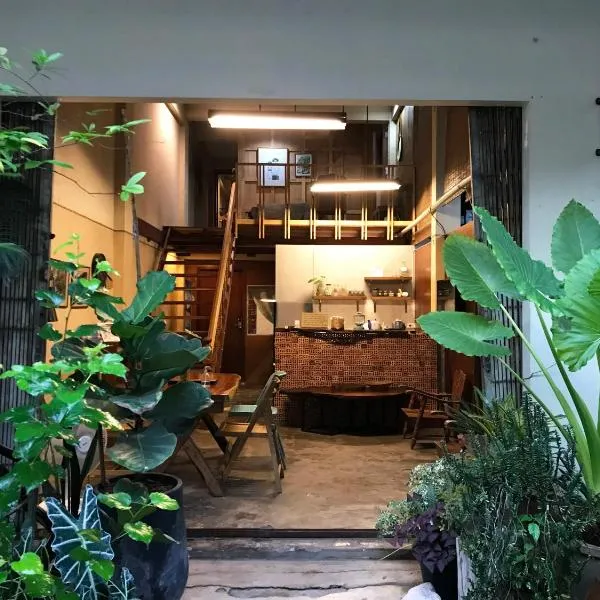 Boundary Hostel and Cafe，位于素叻的酒店