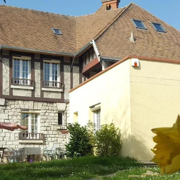 Apakabar Homestay, Gîte 6 personnes, proche gare Melun, parking privé，位于La Rochette的酒店