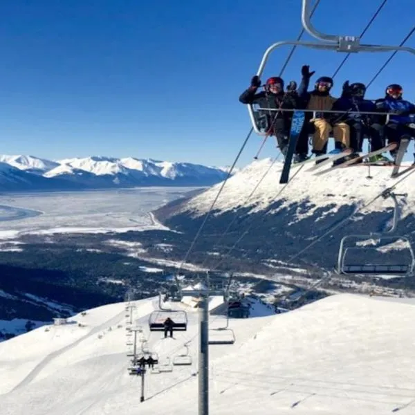 Chair Four Por Favor - Walk Almost Anywhere at Alyeska Resort!，位于Bird Creek的酒店