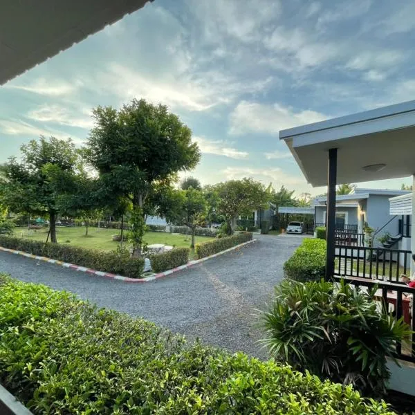 Baan Ruay Suk Resort, Lopburi，位于华富里的酒店