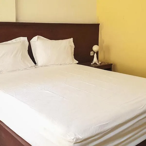 Bromo 22 Homestay Syariah near Terminal Bayuangga Probolinggo Mitra RedDoorz，位于Pesisir的酒店