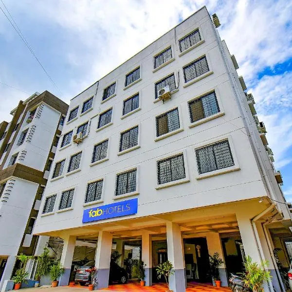 FabHotel White House，位于Kharakvasla的酒店