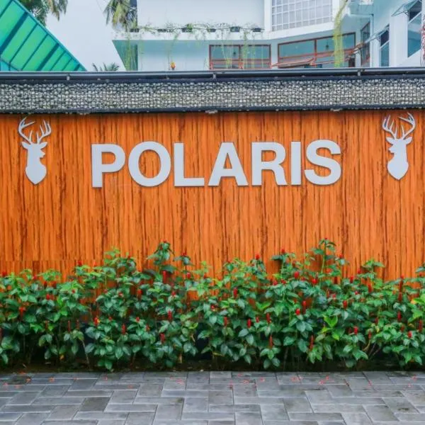 Athirappilly Polaris Resort Pool , Riverside，位于Kizhake Chālakudi的酒店