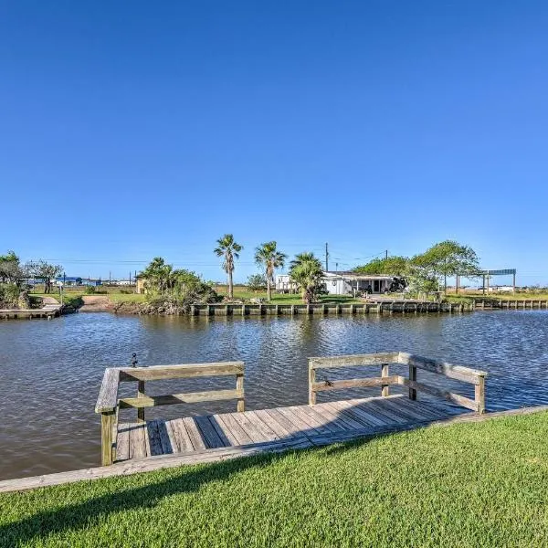 Canalfront Sargent Cabin with Patio 1 Mi to Beach!，位于Sargent的酒店