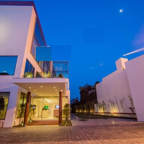 The Imperial Poonam Hotel，位于帕格瓦拉的酒店