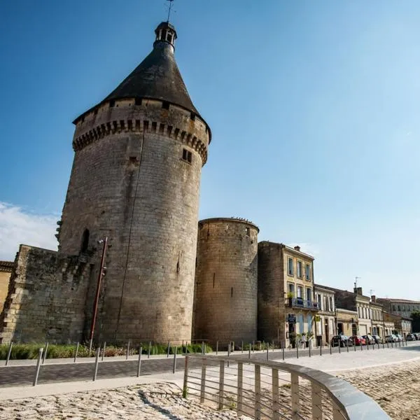 Logis Hôtel de la Tour，位于Savignac-sur-lʼIsle的酒店