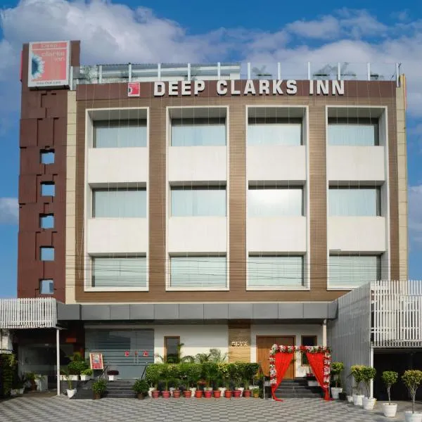 Hotel Deep Clarks Inn Lucknow，位于Bāra Banki的酒店