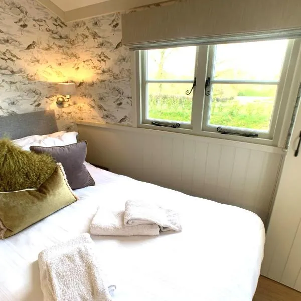 Luxury Shepherds Hut with Superb Views & Fire Pit & walking distance to a superb Gastro Pub，位于Lamerton的酒店