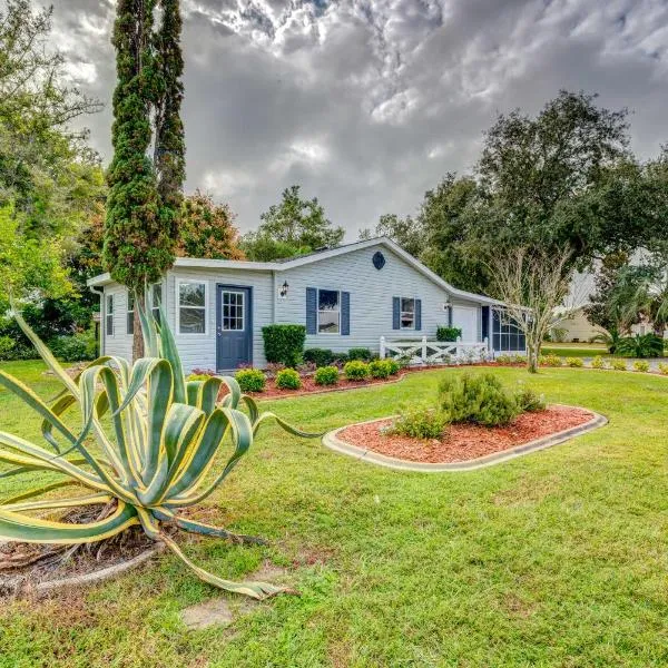 Peaceful Lady Lake Home with Screened-In Porch!，位于怀尔德伍德的酒店