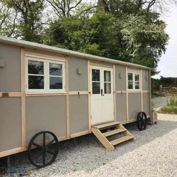 Stunning Shepherds Hut with Superb Views & Fire Pit near a Superb Gastro Pub，位于朗塞斯顿的酒店